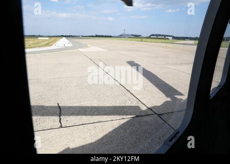 Vol avec le nouvel hélicoptère UH-60M Black Hawk offert par les États-Unis en République de Croatie à Zagreb, sur 25 mai 2022. Les hélicoptères seront principalement utilisés pour transporter des personnes et du matériel. Ils peuvent transporter jusqu'à 11 passagers et deux pilotes techniques. Ils peuvent développer une vitesse pouvant atteindre 360 kilomètres par heure, leur altitude de plafond est de six kilomètres et la distance de vol maximale de 511 kilomètres. Photo: Emica Elvedji/PIXSELL Banque D'Images
