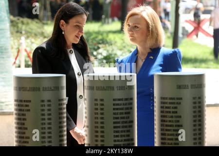 Le maire de Sarajevo, M. Benjamina KARIC, et la secrétaire d'État britannique aux Affaires étrangères, du Commonwealth et du développement et ministre des femmes et des équialités, Elizabeth Truss, sont vus au Mémorial de Sarajevo pour les enfants tués pendant le siège à Sarajevo, en Bosnie-Herzégovine, sur 26 mai 2022. Photo: Armin Durgut/PIXSELL Banque D'Images