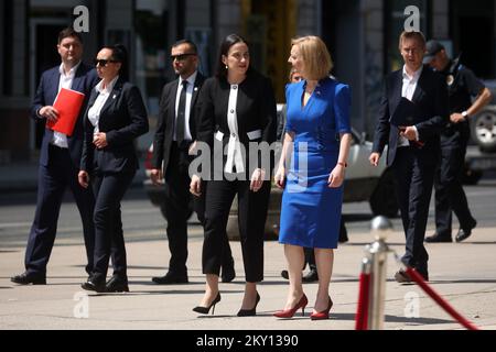 Le maire de Sarajevo, M. Benjamina KARIC, et la secrétaire d'État britannique aux Affaires étrangères, du Commonwealth et du développement et ministre des femmes et des équialités, Elizabeth Truss, sont vus au Mémorial de Sarajevo pour les enfants tués pendant le siège à Sarajevo, en Bosnie-Herzégovine, sur 26 mai 2022. Photo: Armin Durgut/PIXSELL Banque D'Images