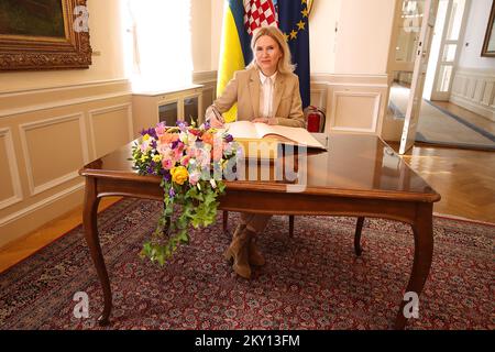 La vice-présidente du Parlement ukrainien Olena Kondratiuk signe le livre d'or à Banski dvori lors de sa visite à Zagreb, en Croatie, sur 26 mai 2022. Les membres de la commission de la politique étrangère et de la commission des affaires européennes ont tenu une réunion conjointe avec la vice-présidente du Parlement ukrainien, Olena Kondratiuk. Photo: Goran Stanzl/PIXSELL Banque D'Images