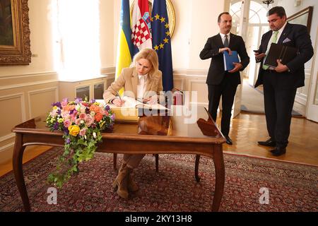 La vice-présidente du Parlement ukrainien Olena Kondratiuk signe le livre d'or à Banski dvori lors de sa visite à Zagreb, en Croatie, sur 26 mai 2022. Les membres de la commission de la politique étrangère et de la commission des affaires européennes ont tenu une réunion conjointe avec la vice-présidente du Parlement ukrainien, Olena Kondratiuk. Photo: Goran Stanzl/PIXSELL Banque D'Images