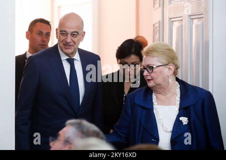 Le Ministre grec des affaires étrangères, Nikolaos Dendias, et le Ministre des affaires étrangères de Bosnie-Herzégovine, Bisera Turkovic, ont tenu une conférence de presse après une réunion sur 31 mai 2022 à Sarajevo, en Bosnie-Herzégovine. Photo: Armin Durgut/PIXSELL Banque D'Images