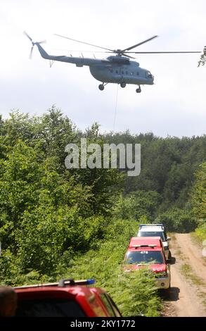 L'hélicoptère a tiré des parties du petit avion qui s'est écrasé, dans lequel 4 personnes ont été tuées, près de Brocanac, dans le centre de la Croatie, sur 1 juin 2022. L'action de retirer les pièces par hélicoptère a duré une heure, et les pompiers, l'armée et la police y ont pris part.l'avion a disparu dimanche après avoir décollé du port de Split, en direction de l'Allemagne, sur la mer Adriatique. Les médias locaux ont signalé que le temps était mauvais dans la région et que le pilote a envoyé un appel à l'aide avant de s'écraser.l'avion s'est écrasé dans une zone montagneuse et son épave a été trouvé dans le hameau de Brocanac. Photo: Kristina Stedul Fabac Banque D'Images