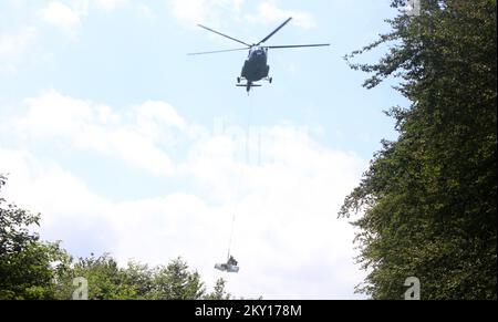 L'hélicoptère a tiré des parties du petit avion qui s'est écrasé, dans lequel 4 personnes ont été tuées, près de Brocanac, dans le centre de la Croatie, sur 1 juin 2022. L'action de retirer les pièces par hélicoptère a duré une heure, et les pompiers, l'armée et la police y ont pris part.l'avion a disparu dimanche après avoir décollé du port de Split, en direction de l'Allemagne, sur la mer Adriatique. Les médias locaux ont signalé que le temps était mauvais dans la région et que le pilote a envoyé un appel à l'aide avant de s'écraser.l'avion s'est écrasé dans une zone montagneuse et son épave a été trouvé dans le hameau de Brocanac. Photo: Kristina Stedul Fabac Banque D'Images