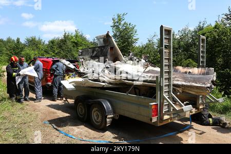 L'hélicoptère a tiré des parties du petit avion qui s'est écrasé, dans lequel 4 personnes ont été tuées, près de Brocanac, dans le centre de la Croatie, sur 1 juin 2022. L'action de retirer les pièces par hélicoptère a duré une heure, et les pompiers, l'armée et la police y ont pris part.l'avion a disparu dimanche après avoir décollé du port de Split, en direction de l'Allemagne, sur la mer Adriatique. Les médias locaux ont signalé que le temps était mauvais dans la région et que le pilote a envoyé un appel à l'aide avant de s'écraser.l'avion s'est écrasé dans une zone montagneuse et son épave a été trouvé dans le hameau de Brocanac. Photo: Kristina Stedul Fabac Banque D'Images