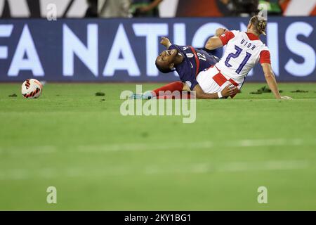 SPLIT, CROATIE - JUIN 06: Domagoj Vida, de Croatie, s'oppose à Christopher Nkunku, de France, lors de la Ligue des Nations de l'UEFA Un match du Groupe 1 entre la Croatie et la France à Stadion Poljud sur 6 juin 2022 à Split, en Croatie. Photo: Igor Kralj/PIXSELL Banque D'Images