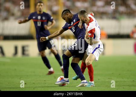 SPLIT, CROATIE - JUIN 06: Christopher Nkunku de France est en compétition pour un bal avec Marcelo Brozovic de Croatie lors de la Ligue des Nations de l'UEFA Un match du Groupe 1 entre la Croatie et la France à Stadion Poljud sur 6 juin 2022 à Split, Croatie. Photo: Igor Kralj/PIXSELL Banque D'Images