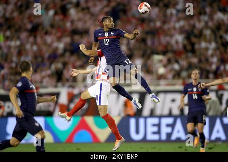 SPLIT, CROATIE - JUIN 06: Martin Erlic de Croatie concoure pour le bal avec Christopher Nkunku de France pendant la Ligue des Nations de l'UEFA Un match du Groupe 1 entre la Croatie et la France à Stadion Poljud sur 6 juin 2022 à Split, Croatie. Photo: Igor Kralj/PIXSELL Banque D'Images