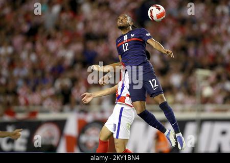 SPLIT, CROATIE - JUIN 06: Martin Erlic de Croatie concoure pour le bal avec Christopher Nkunku de France pendant la Ligue des Nations de l'UEFA Un match du Groupe 1 entre la Croatie et la France à Stadion Poljud sur 6 juin 2022 à Split, Croatie. Photo: Igor Kralj/PIXSELL Banque D'Images