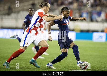 SPLIT, CROATIE - JUIN 06: Christopher Nkunku de France est défié par Domagoj Vida de Croatie lors de la Ligue des Nations de l'UEFA Un match du Groupe 1 entre la Croatie et la France à Stadion Poljud sur 6 juin 2022 à Split, Croatie. Photo: Milan SABIC/PIXSELL Banque D'Images
