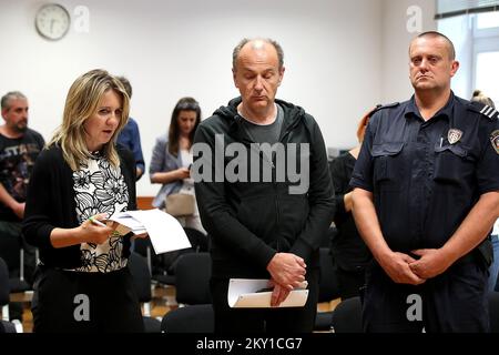 Harald Kopitz, accusé d'avoir tué ses trois enfants, écoute le verdict rendu devant le tribunal pénal municipal de Zagreb, en Croatie, sur 7 juin 2022. Un autrichien de 56 ans a tué ses trois enfants dans son appartement de Zagreb à la fin de septembre de l'année dernière. Le tribunal a reconnu Harald Kopitz coupable du meurtre d'enfants et l'a condamné à 50 ans de prison. Photo: Goran Stanzl/PIXSELL Banque D'Images