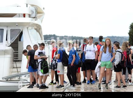 Le temps nuageux n'a pas dérangé les groupes de touristes visitant les sites de la ville à Sibenik, Croatie sur 9 juin 2022. Après deux avant-esasons de pandémie, cette année donne de l'espoir pour la croissance du nombre de touristes. Photo: Dusko Jaramaz/PIXSELL Banque D'Images