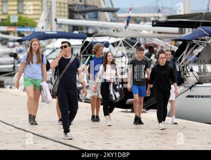 Le temps nuageux n'a pas dérangé les groupes de touristes visitant les sites de la ville à Sibenik, Croatie sur 9 juin 2022. Après deux avant-esasons de pandémie, cette année donne de l'espoir pour la croissance du nombre de touristes. Photo: Dusko Jaramaz/PIXSELL Banque D'Images