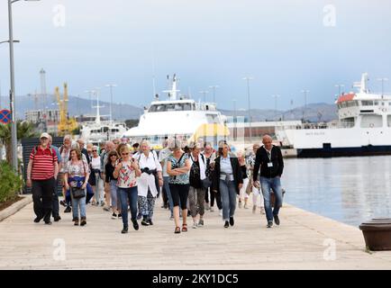 Le temps nuageux n'a pas dérangé les groupes de touristes visitant les sites de la ville à Sibenik, Croatie sur 9 juin 2022. Après deux avant-esasons de pandémie, cette année donne de l'espoir pour la croissance du nombre de touristes. Photo: Dusko Jaramaz/PIXSELL Banque D'Images