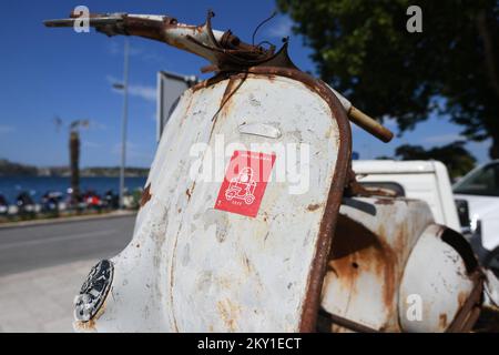 Une grande rencontre des fans de Vespa, célèbre moto italienne, s'est tenue à Sibenik, Croatie, sur 11 juin 2022. La rencontre du Club Vespa Sibenik dans la ville de Kresimir a attiré environ une centaine de fans de la moto culte. Les Vespa de Bosnie-Herzégovine et de Hongrie sont également venus rencontrer des fans de Vespa venus de toute la Croatie. Photo: Hrvoje Jelavic/PIXSELL Banque D'Images