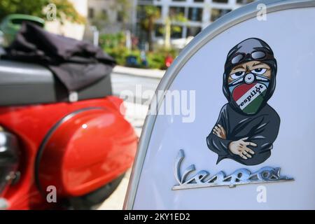 Une grande rencontre des fans de Vespa, célèbre moto italienne, s'est tenue à Sibenik, Croatie, sur 11 juin 2022. La rencontre du Club Vespa Sibenik dans la ville de Kresimir a attiré environ une centaine de fans de la moto culte. Les Vespa de Bosnie-Herzégovine et de Hongrie sont également venus rencontrer des fans de Vespa venus de toute la Croatie. Photo: Hrvoje Jelavic/PIXSELL Banque D'Images