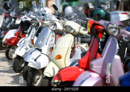 Une grande rencontre des fans de Vespa, célèbre moto italienne, s'est tenue à Sibenik, Croatie, sur 11 juin 2022. La rencontre du Club Vespa Sibenik dans la ville de Kresimir a attiré environ une centaine de fans de la moto culte. Les Vespa de Bosnie-Herzégovine et de Hongrie sont également venus rencontrer des fans de Vespa venus de toute la Croatie. Photo: Hrvoje Jelavic/PIXSELL Banque D'Images