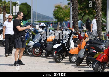 Une grande rencontre des fans de Vespa, célèbre moto italienne, s'est tenue à Sibenik, Croatie, sur 11 juin 2022. La rencontre du Club Vespa Sibenik dans la ville de Kresimir a attiré environ une centaine de fans de la moto culte. Les Vespa de Bosnie-Herzégovine et de Hongrie sont également venus rencontrer des fans de Vespa venus de toute la Croatie. Photo: Hrvoje Jelavic/PIXSELL Banque D'Images