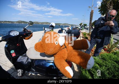 Une grande rencontre des fans de Vespa, célèbre moto italienne, s'est tenue à Sibenik, Croatie, sur 11 juin 2022. La rencontre du Club Vespa Sibenik dans la ville de Kresimir a attiré environ une centaine de fans de la moto culte. Les Vespa de Bosnie-Herzégovine et de Hongrie sont également venus rencontrer des fans de Vespa venus de toute la Croatie. Photo: Hrvoje Jelavic/PIXSELL Banque D'Images