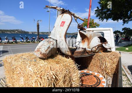 Une grande rencontre des fans de Vespa, célèbre moto italienne, s'est tenue à Sibenik, Croatie, sur 11 juin 2022. La rencontre du Club Vespa Sibenik dans la ville de Kresimir a attiré environ une centaine de fans de la moto culte. Les Vespa de Bosnie-Herzégovine et de Hongrie sont également venus rencontrer des fans de Vespa venus de toute la Croatie. Photo: Hrvoje Jelavic/PIXSELL Banque D'Images