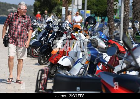 Une grande rencontre des fans de Vespa, célèbre moto italienne, s'est tenue à Sibenik, Croatie, sur 11 juin 2022. La rencontre du Club Vespa Sibenik dans la ville de Kresimir a attiré environ une centaine de fans de la moto culte. Les Vespa de Bosnie-Herzégovine et de Hongrie sont également venus rencontrer des fans de Vespa venus de toute la Croatie. Photo: Hrvoje Jelavic/PIXSELL Banque D'Images