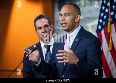 Pete Aguilar (démocrate de Californie), à gauche, regarde tandis que le président du caucus démocrate de la Chambre des représentants des États-Unis, Hakeem Jeffries (démocrate de New York), à droite, fait des remarques lors d'une conférence de presse par la direction démocrate entrante du Congrès en 118th, au Capitole des États-Unis à Washington, DC, mercredi, 30 novembre, 2022. Jeffries a été élu chef démocrate de la Chambre des représentants et deviendra, dans la nouvelle année, le premier américain noir à diriger un grand parti politique au Congrès et le représentant Aguilar deviendra le nouveau leader démocratique de la Chambre des représentants. Crédit : Rod Lamkey Banque D'Images