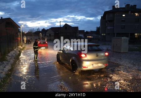 Poznanovec après une tempête de grêle et de fortes pluies qui se sont produites dans les heures tardives près de Zagorje, Croatie sur 13 juin 2022. C'est le troisième d'une série de tempêtes de grêle qui ont frappé le comté de Krapinsko-Zagorska au cours des 20 derniers jours. Photo: Zeljko Hladika/PIXSELL Banque D'Images