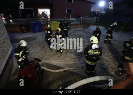 Poznanovec après une tempête de grêle et de fortes pluies qui se sont produites dans les heures tardives près de Zagorje, Croatie sur 13 juin 2022. C'est le troisième d'une série de tempêtes de grêle qui ont frappé le comté de Krapinsko-Zagorska au cours des 20 derniers jours. Photo: Zeljko Hladika/PIXSELL Banque D'Images