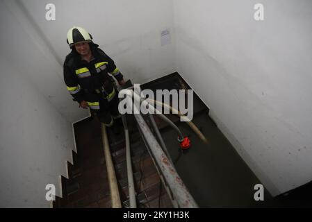 Poznanovec après une tempête de grêle et de fortes pluies qui se sont produites dans les heures tardives près de Zagorje, Croatie sur 13 juin 2022. C'est le troisième d'une série de tempêtes de grêle qui ont frappé le comté de Krapinsko-Zagorska au cours des 20 derniers jours. Photo: Zeljko Hladika/PIXSELL Banque D'Images