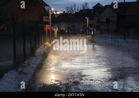 Poznanovec après une tempête de grêle et de fortes pluies qui se sont produites dans les heures tardives près de Zagorje, Croatie sur 13 juin 2022. C'est le troisième d'une série de tempêtes de grêle qui ont frappé le comté de Krapinsko-Zagorska au cours des 20 derniers jours. Photo: Zeljko Hladika/PIXSELL Banque D'Images