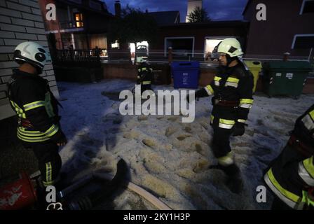 Poznanovec après une tempête de grêle et de fortes pluies qui se sont produites dans les heures tardives près de Zagorje, Croatie sur 13 juin 2022. C'est le troisième d'une série de tempêtes de grêle qui ont frappé le comté de Krapinsko-Zagorska au cours des 20 derniers jours. Photo: Zeljko Hladika/PIXSELL Banque D'Images