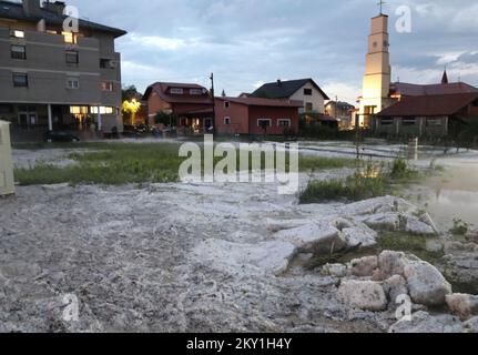 Poznanovec après une tempête de grêle et de fortes pluies qui se sont produites dans les heures tardives près de Zagorje, Croatie sur 13 juin 2022. C'est le troisième d'une série de tempêtes de grêle qui ont frappé le comté de Krapinsko-Zagorska au cours des 20 derniers jours. Photo: Zeljko Hladika/PIXSELL Banque D'Images