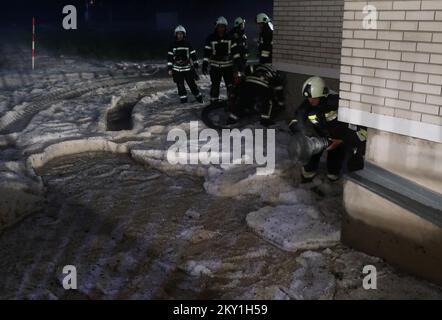 Poznanovec après une tempête de grêle et de fortes pluies qui se sont produites dans les heures tardives près de Zagorje, Croatie sur 13 juin 2022. C'est le troisième d'une série de tempêtes de grêle qui ont frappé le comté de Krapinsko-Zagorska au cours des 20 derniers jours. Photo: Zeljko Hladika/PIXSELL Banque D'Images