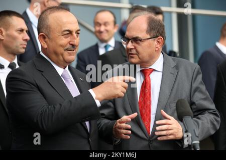 Le Haut Représentant en Bosnie-Herzégovine, Christian Schmidt, et le Ministre des affaires étrangères de la République de Turquie, Mevlut Cavasoglu, ont pris la parole devant les médias après la réunion sur le 17 juin 2022 à Sarajevo, en Bosnie-Herzégovine. Le Ministre des affaires étrangères de la République turque, Mevlut Cavusoglu, a rencontré aujourd'hui à Sarajevo le Haut Représentant de la Communauté internationale en Bosnie-Herzégovine, Christian Schmidt. Photo: Armin Durgut/PIXSELL Banque D'Images