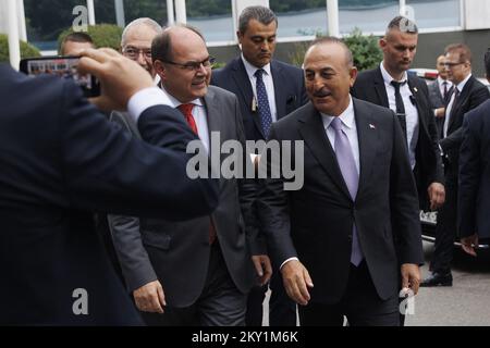 Le Haut Représentant en Bosnie-Herzégovine, Christian Schmidt, et le Ministre des affaires étrangères de la République de Turquie, Mevlut Cavasoglu, ont pris la parole devant les médias après la réunion sur le 17 juin 2022 à Sarajevo, en Bosnie-Herzégovine. Le Ministre des affaires étrangères de la République turque, Mevlut Cavusoglu, a rencontré aujourd'hui à Sarajevo le Haut Représentant de la Communauté internationale en Bosnie-Herzégovine, Christian Schmidt. Photo: Armin Durgut/PIXSELL Banque D'Images
