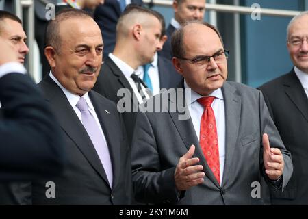 Le Haut Représentant en Bosnie-Herzégovine, Christian Schmidt, et le Ministre des affaires étrangères de la République de Turquie, Mevlut Cavasoglu, ont pris la parole devant les médias après la réunion sur le 17 juin 2022 à Sarajevo, en Bosnie-Herzégovine. Le Ministre des affaires étrangères de la République turque, Mevlut Cavusoglu, a rencontré aujourd'hui à Sarajevo le Haut Représentant de la Communauté internationale en Bosnie-Herzégovine, Christian Schmidt. Photo: Armin Durgut/PIXSELL Banque D'Images