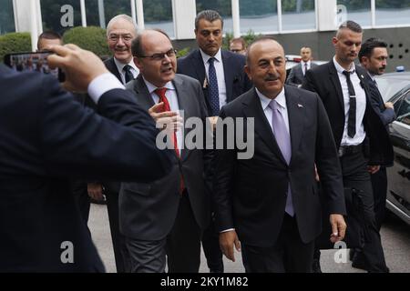 Le Haut Représentant en Bosnie-Herzégovine, Christian Schmidt, et le Ministre des affaires étrangères de la République de Turquie, Mevlut Cavasoglu, ont pris la parole devant les médias après la réunion sur le 17 juin 2022 à Sarajevo, en Bosnie-Herzégovine. Le Ministre des affaires étrangères de la République turque, Mevlut Cavusoglu, a rencontré aujourd'hui à Sarajevo le Haut Représentant de la Communauté internationale en Bosnie-Herzégovine, Christian Schmidt. Photo: Armin Durgut/PIXSELL Banque D'Images