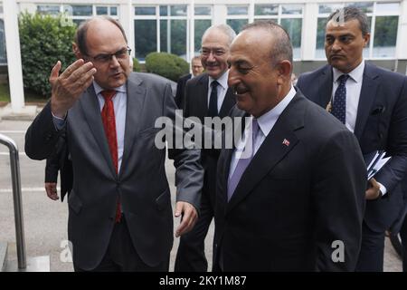Le Haut Représentant en Bosnie-Herzégovine, Christian Schmidt, et le Ministre des affaires étrangères de la République de Turquie, Mevlut Cavasoglu, ont pris la parole devant les médias après la réunion sur le 17 juin 2022 à Sarajevo, en Bosnie-Herzégovine. Le Ministre des affaires étrangères de la République turque, Mevlut Cavusoglu, a rencontré aujourd'hui à Sarajevo le Haut Représentant de la Communauté internationale en Bosnie-Herzégovine, Christian Schmidt. Photo: Armin Durgut/PIXSELL Banque D'Images