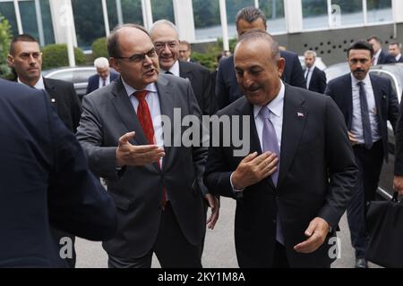 Le Haut Représentant en Bosnie-Herzégovine, Christian Schmidt, et le Ministre des affaires étrangères de la République de Turquie, Mevlut Cavasoglu, ont pris la parole devant les médias après la réunion sur le 17 juin 2022 à Sarajevo, en Bosnie-Herzégovine. Le Ministre des affaires étrangères de la République turque, Mevlut Cavusoglu, a rencontré aujourd'hui à Sarajevo le Haut Représentant de la Communauté internationale en Bosnie-Herzégovine, Christian Schmidt. Photo: Armin Durgut/PIXSELL Banque D'Images