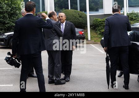 Le Haut Représentant en Bosnie-Herzégovine, Christian Schmidt, et le Ministre des affaires étrangères de la République de Turquie, Mevlut Cavasoglu, ont pris la parole devant les médias après la réunion sur le 17 juin 2022 à Sarajevo, en Bosnie-Herzégovine. Le Ministre des affaires étrangères de la République turque, Mevlut Cavusoglu, a rencontré aujourd'hui à Sarajevo le Haut Représentant de la Communauté internationale en Bosnie-Herzégovine, Christian Schmidt. Photo: Armin Durgut/PIXSELL Banque D'Images
