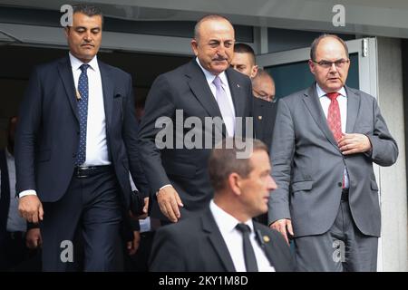 Le Haut Représentant en Bosnie-Herzégovine, Christian Schmidt, et le Ministre des affaires étrangères de la République de Turquie, Mevlut Cavasoglu, ont pris la parole devant les médias après la réunion sur le 17 juin 2022 à Sarajevo, en Bosnie-Herzégovine. Le Ministre des affaires étrangères de la République turque, Mevlut Cavusoglu, a rencontré aujourd'hui à Sarajevo le Haut Représentant de la Communauté internationale en Bosnie-Herzégovine, Christian Schmidt. Photo: Armin Durgut/PIXSELL Banque D'Images
