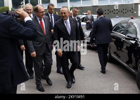 Le Haut Représentant en Bosnie-Herzégovine, Christian Schmidt, et le Ministre des affaires étrangères de la République de Turquie, Mevlut Cavasoglu, ont pris la parole devant les médias après la réunion sur le 17 juin 2022 à Sarajevo, en Bosnie-Herzégovine. Le Ministre des affaires étrangères de la République turque, Mevlut Cavusoglu, a rencontré aujourd'hui à Sarajevo le Haut Représentant de la Communauté internationale en Bosnie-Herzégovine, Christian Schmidt. Photo: Armin Durgut/PIXSELL Banque D'Images