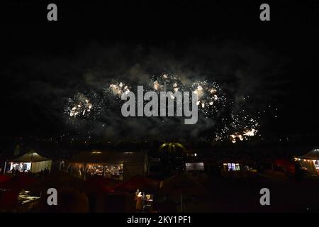 Les feux d'artifice de Pirotecnica San Pio d'Italie sont vus lors du festival annuel des feux d'artifice 20th au lac Bundek à Zagreb, en Croatie, sur 18 juin 2022. Photo: Neva Zganec/PIXSELL Banque D'Images