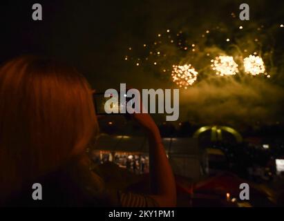 Les feux d'artifice de Pirotecnica San Pio d'Italie sont vus lors du festival annuel des feux d'artifice 20th au lac Bundek à Zagreb, en Croatie, sur 18 juin 2022. Photo: Neva Zganec/PIXSELL Banque D'Images