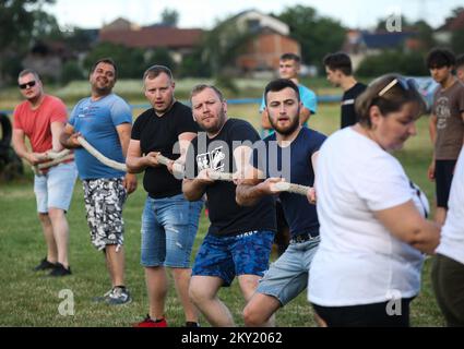 Les gens prennent part à un jeu de remorqueurs de guerre pendant les jeux de village dans le village de Paukovec, près de Sveti Ivan Zelina, Croatie, sur 25 juin. Photo: Zeljko Hladika/PIXSELL Banque D'Images