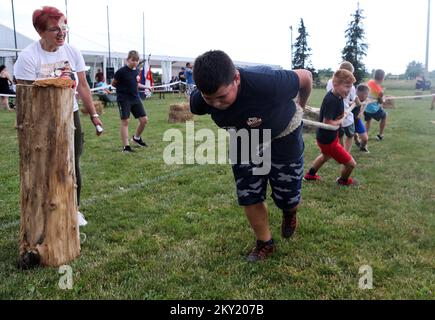 Les gens prennent part à un jeu de remorqueurs de guerre pendant les jeux de village dans le village de Paukovec, près de Sveti Ivan Zelina, Croatie, sur 25 juin. Photo: Zeljko Hladika/PIXSELL Banque D'Images