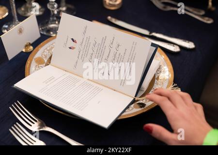 Washington, Vereinigte Staaten. 30th novembre 2022. C'est le menu pour le dîner d'État de jeudi evenings en l'honneur du président français Macron vu lors d'un exemple de présentation à la Maison Blanche à Washington, DC mercredi, 30 novembre 2022. Credit: Chris Kleponis/CNP/dpa/Alay Live News Banque D'Images