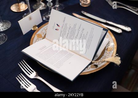 Washington, Vereinigte Staaten. 30th novembre 2022. C'est le menu pour le dîner d'État de jeudi evenings en l'honneur du président français Macron vu lors d'un exemple de présentation à la Maison Blanche à Washington, DC mercredi, 30 novembre 2022. Credit: Chris Kleponis/CNP/dpa/Alay Live News Banque D'Images