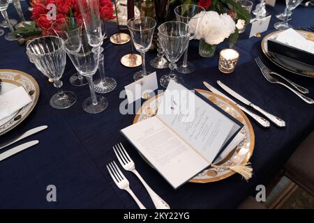 Washington, Vereinigte Staaten. 30th novembre 2022. C'est le menu pour le dîner d'État de jeudi evenings en l'honneur du président français Macron vu lors d'un exemple de présentation à la Maison Blanche à Washington, DC mercredi, 30 novembre 2022. Credit: Chris Kleponis/CNP/dpa/Alay Live News Banque D'Images