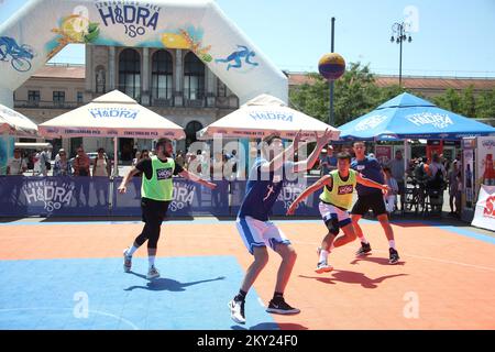 Hidra ISO 3x3 Panier Tour 2022 à Trg kralja Tomislava à Zagreb, Croatie sur 2 juillet 2022. LA VISITE DU PANIER ISO 3 DE HIDRA est une spectaculaire tournée de basket-ball qui enchante de nombreux publics dans des endroits attrayants d'un grand nombre de villes croates pendant la période de mai à juillet. Photo: Sanjin Strukic/PIXSELL Banque D'Images